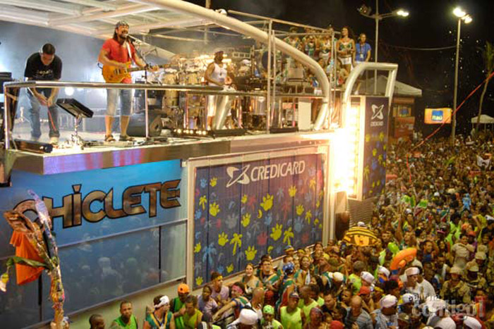 trio elétrico com chiclete em salvador